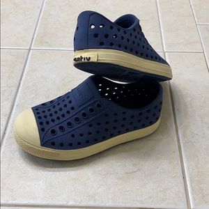 NATIVE TODDLER BOYS SHOE SIZE C8